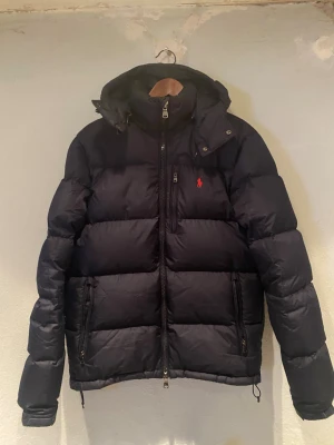 Ralph Lauren Jacka - Säljer nu mina Ralph Lauren vinterjacka då jag aldrig använt den, endast några fåtal gånger. Ny skick, inga tags eller kvitto finns tyvärr. Perfekt nu när vintern ör påväg och håller en riktigt varm!😁❄️ Om ni har några frågor är det bara att höra av sig!(Nypris: 4500Kr+)