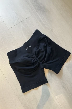 Dfyne impact shorts - Nya Dfyne shorts i färgen midnight black, storlek M.  Säljer då dom inte passar och jag har redan köpt i en större storlek. Nypris ca 465 kr.