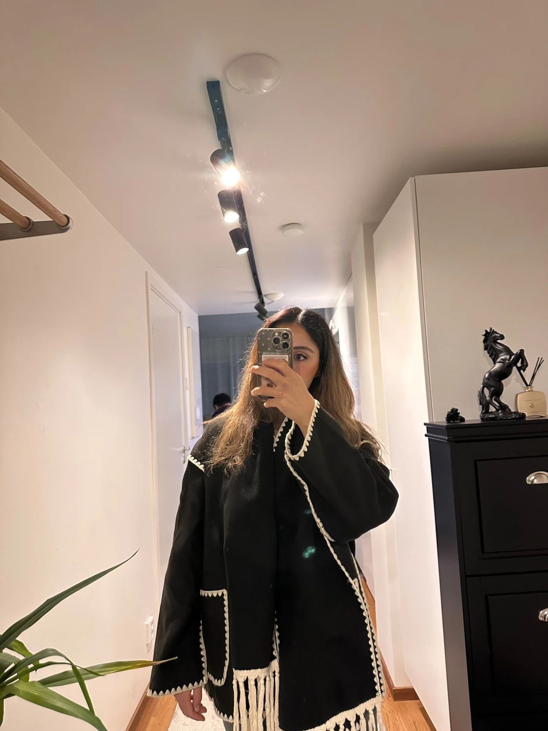 Svart overshirt med vita detaljer.Höst jacka - 1