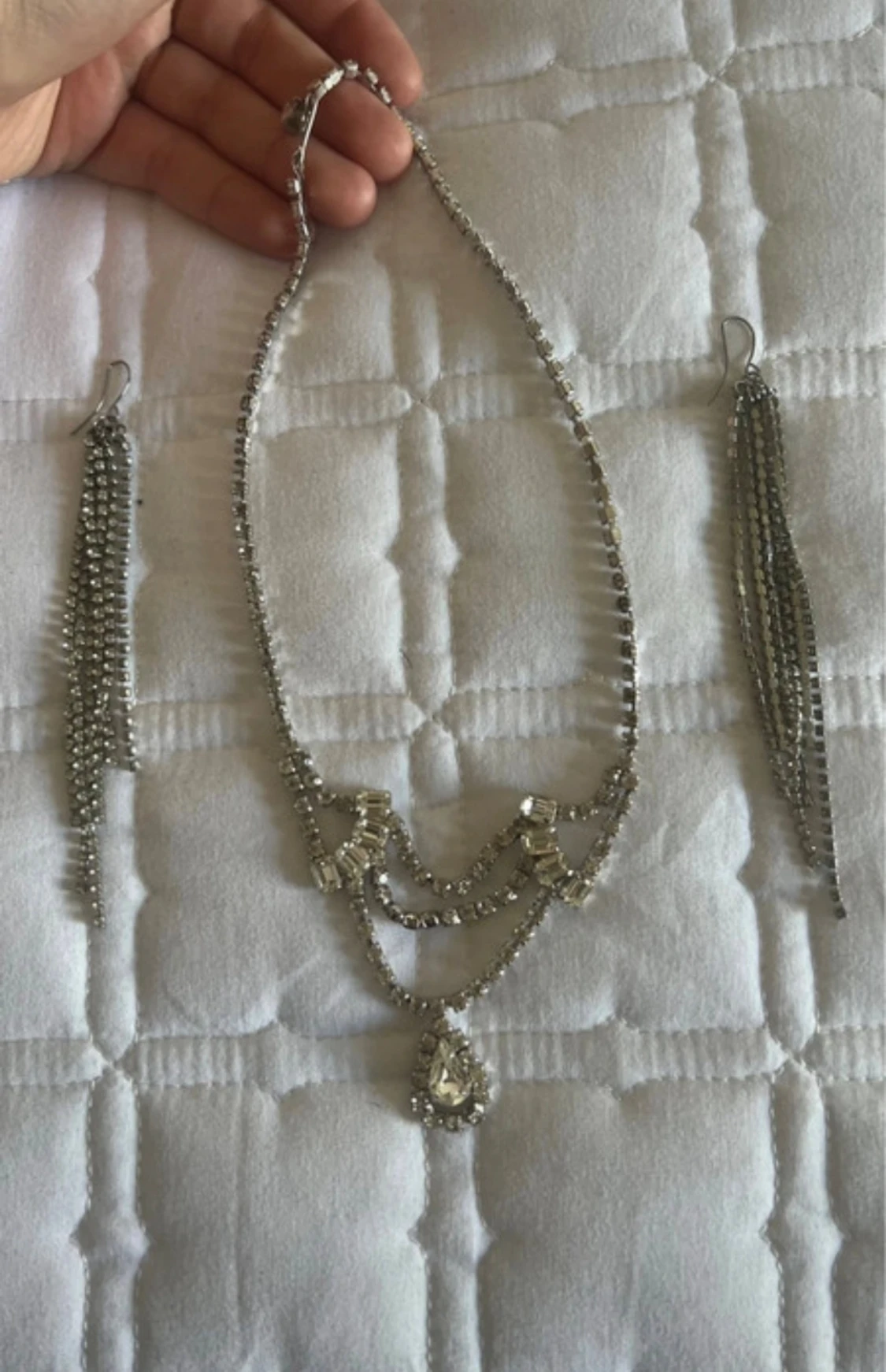 Glittrigt silverset med halsband och örhängen - 1