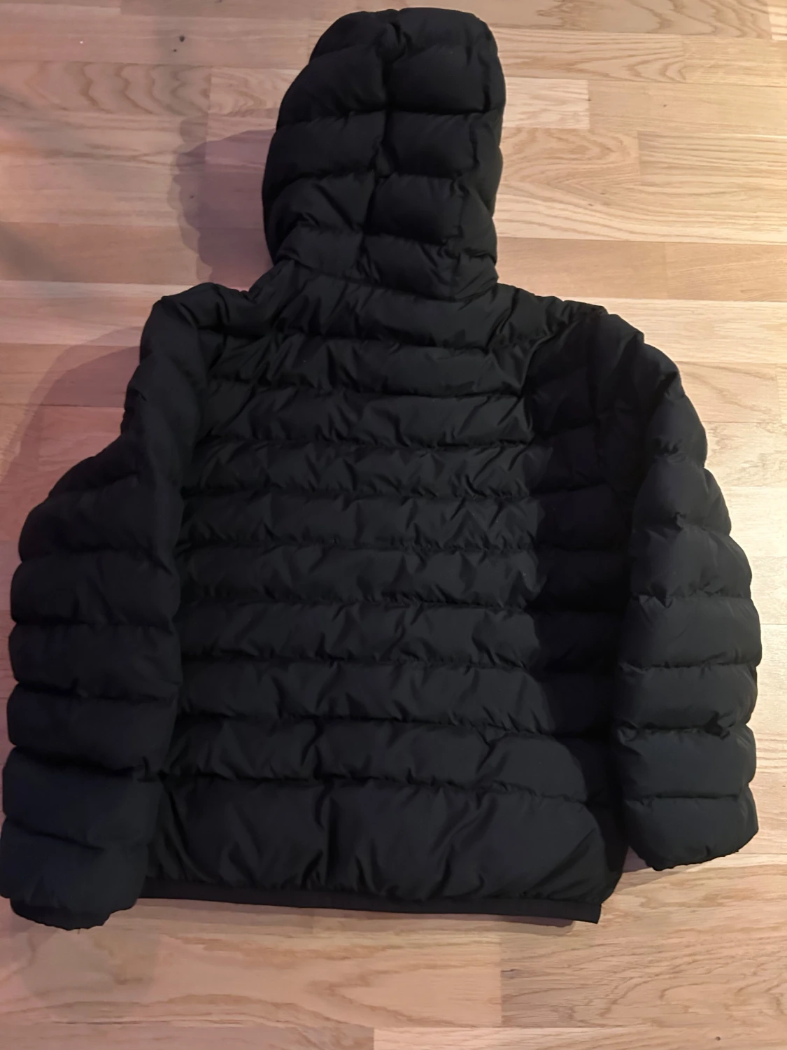 Svart pufferjacka från Nike med huva - 1