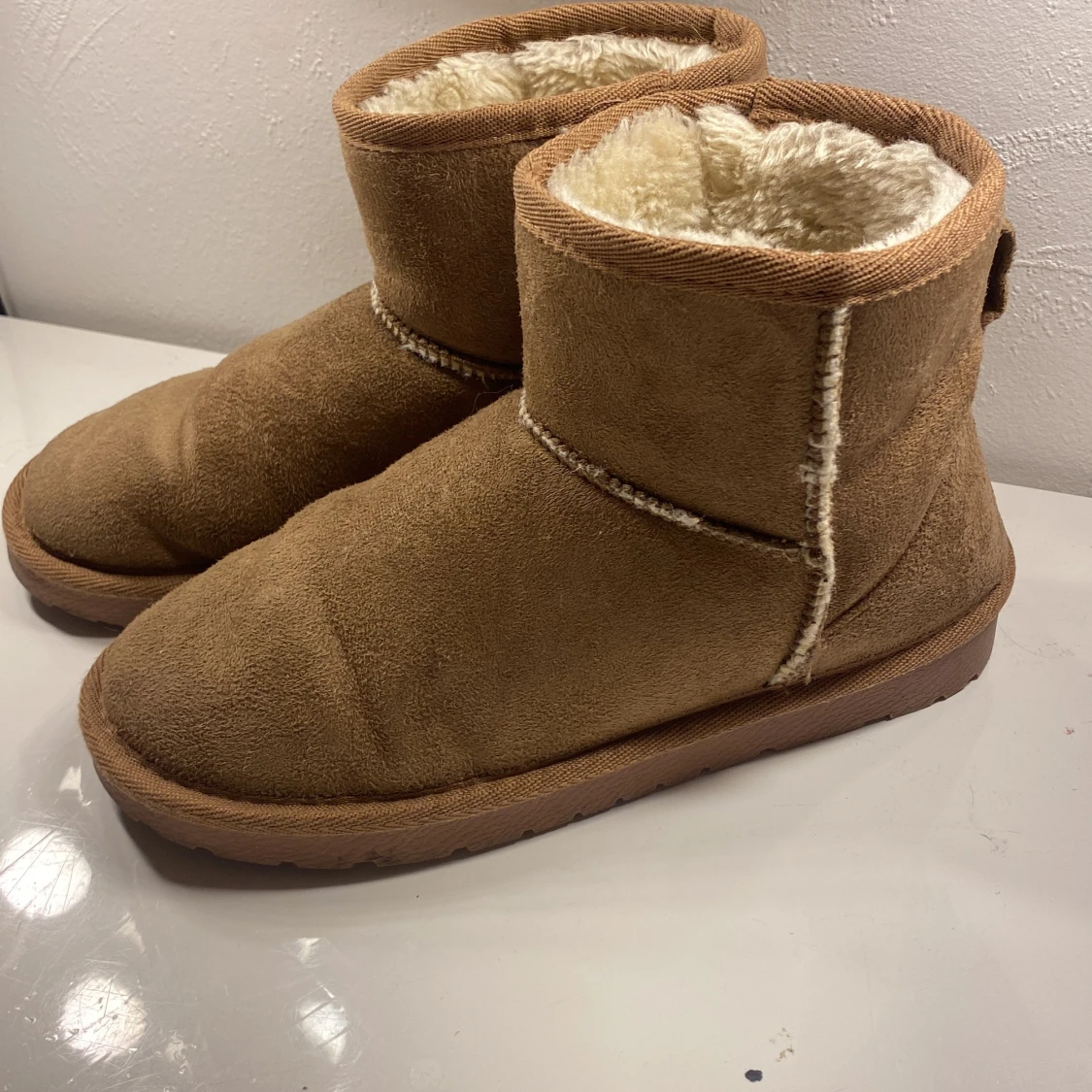 Bruna mockaboots med foder