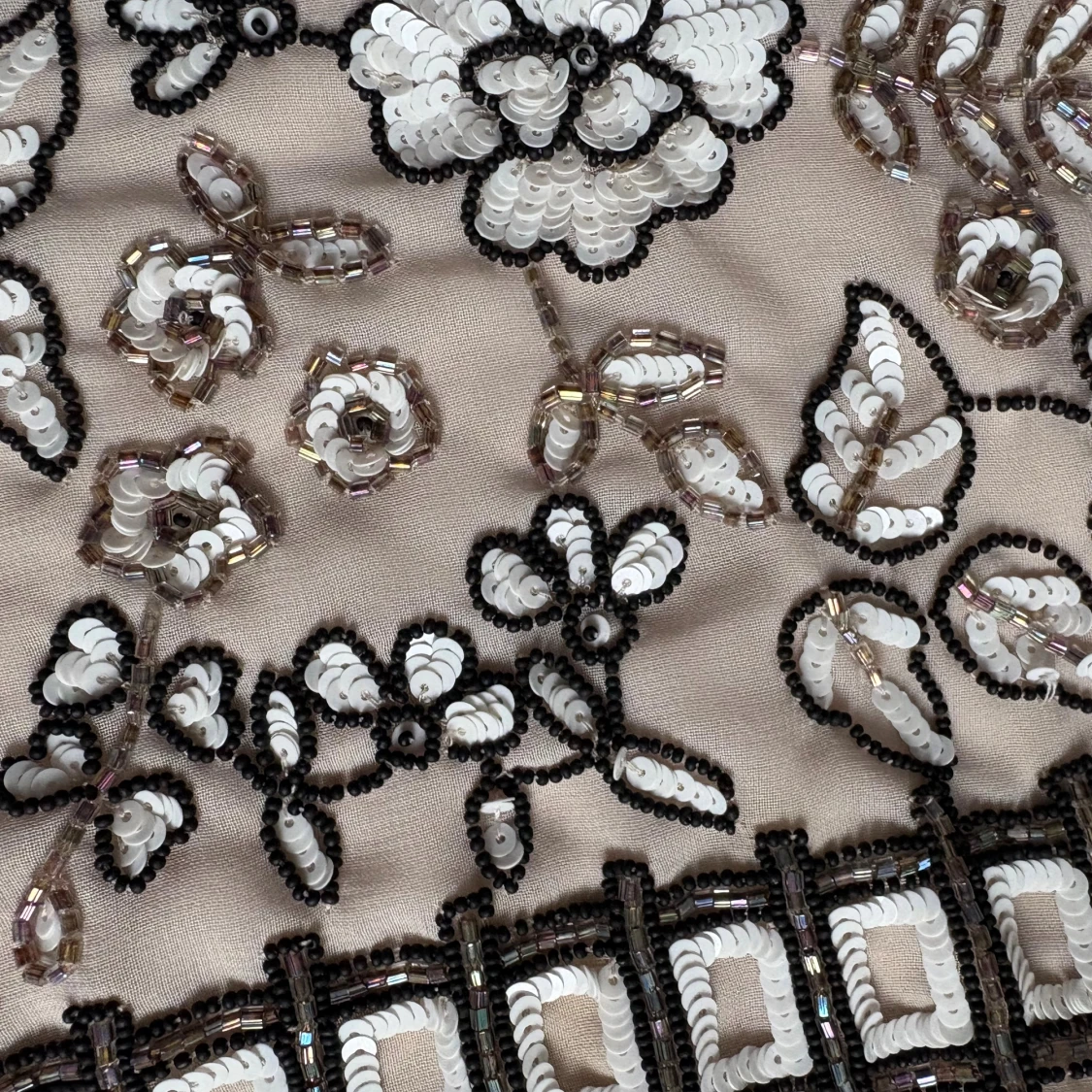 Beige blus med pärlbroderi från Needle & Thread - 3