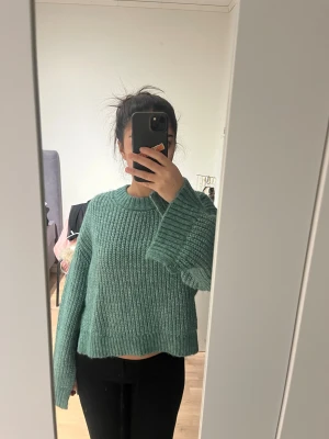 Grön stickad oversized tröja - Mysig grön stickad tröja med breda ärmar och avslappnad, oversized passform. Den är helt ny har använd den minst 3 gånger, säljer den eftersom den inte helt är min stil längre😆