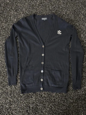 Ralph lauren kofta  - 🔥 BLACK WEEK REA! 🔥  Säljer en stilren och fräsch kofta från Ralph lauren Skick: 8/10 Storlek: M  Höjdpunkter: 	•	Äkta Ralph lauren  	•	Enkel att matcha och perfekt för alla tillfällen 	•	Skön passform och bra kvalitet  Pris kan diskuteras vid smidig affär. Först till kvarn – den här ryker snabbt! 