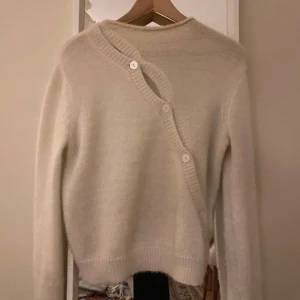 Stickad tröja🤍 - Slutsåld stickad tröja med snea knappar från NA-KD!!!🤍 säljer för 250kr. I strl S
