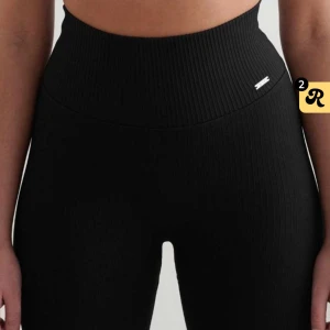 Svarta ribbade leggings från Aim'n - Ribbade leggings från Aimn. Köpte för 599 o säljer för 200. Aldrig använda.