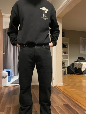 Svarta Levi's 501 jeans W32 L32 - Snygga svarta Levi's 501 jeans. Använda endast någon gång, jättefint skick. W32 L32. 