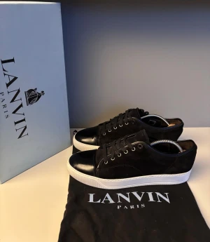 Lanvins  - Säljer ett par snygga lanvins i storlek UK8 (EU42), cond 8,5/10 lite heeldrag och crease på ena toecapen men annars väldigt bra skick! Skorna är skyddade med vit skokräm och impregneringsspray. Kommer med OG box och dustbag
