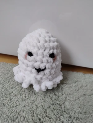 Handgjort virkat spöke - Handgjort virkat gosedjur i form av ett spöke, virkad av mig. Gjord i ett mjukt, fluffigt garn och fylld med mjuk vadd. Spöket har även påsydda detaljer som gör det extra gulligt.