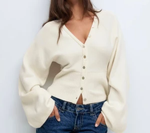 Stickad kofta med v-ringning - Den populära koftan. Helt oanvänd med prislappen kvar