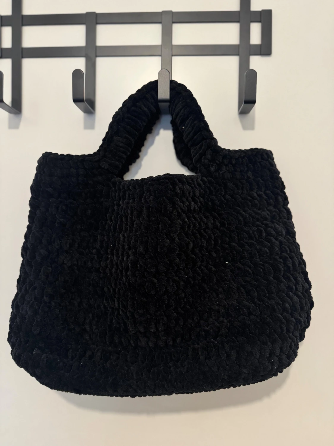 Svart fluffig handväska i sammet