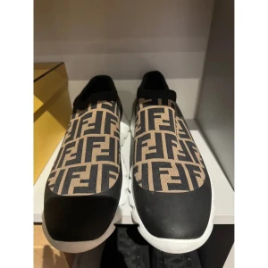 Fendi skor - Fendi skor i bra skick billigare vid upphämtning .