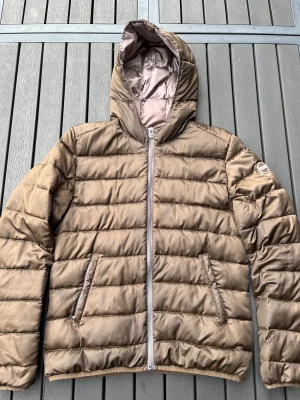 Colmar pufferjacka  - Colmar pufferjacket i använt men bra skick, finns några små skavanker, annars bra skick, storlek 48/ M
