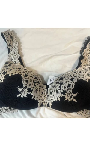 Intimissimi svart bh med vita blommor  - Helt oanvänd 💞