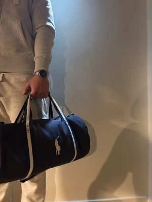 Mörk blå Ralph lauren travel bag. - Snygg exklusiv mörk blå travel bag, från Ralph lauren. Använd fåtal gånger! Passar bra till gymmet, resor, jobbet och vardagligen. Skick 9,8/10! Pris går att diskutera…