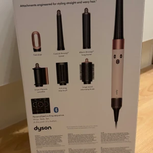 Dyson Airwrap i.d. (Ceramic pink) - Dyson Airwrap i.d. straight+wavy med Bluetooth, flera tillbehör för styling av rakt och vågigt hår. Inkluderar olika borstar, locktillbehör och snabbfön. Avancerad motor, negativ jon-teknik och personlig styling via app. Produkten är ny och oöppnad!