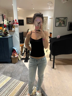 Ljusblå skinny jeans från MICHEW - Säljer ett par ljusblå skinny jeans från MICHEW med låg midja. 