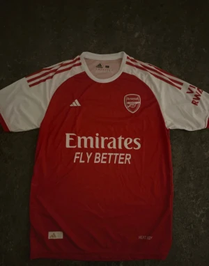 Arsenal Rice 41 matchtröja Adidas - Säljer en Arsenal tröja som jag aldrig använt och är i väldigt bra skick!