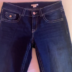 Jeans gina - Jätte fina bootcut jeans från gina young i strl 164 använd max 1 gång mid/low waist beroende på kropp typ, köpt för 350❤️ fråga om ni vill se hur dom sitter på
