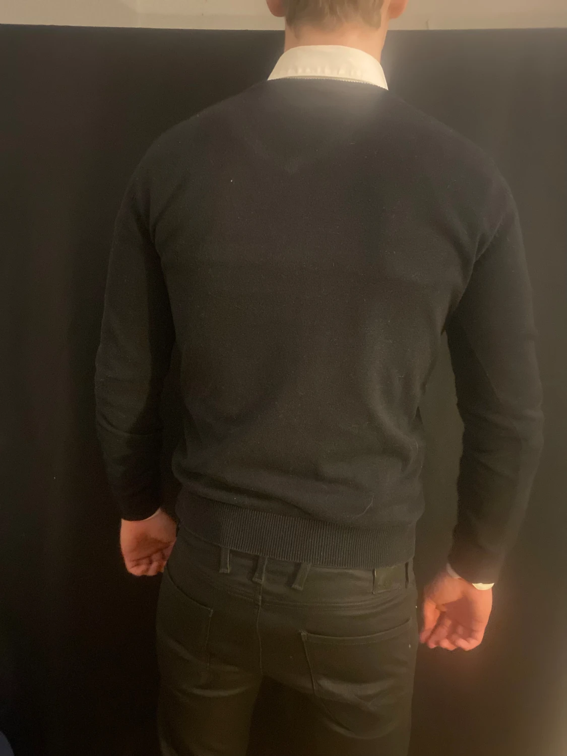 Svart v-ringad stickad tröja - 1