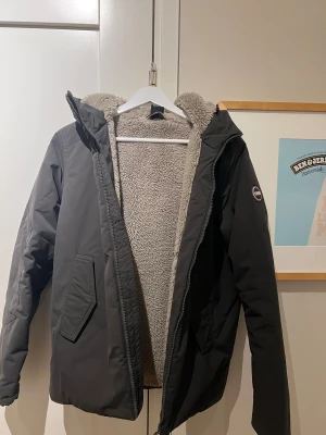 Svart vinterjacka från Colmar - Säljer en vinterjacka från Colmar, riktigt skön och tål kylan riktigt bra, har en go fluffig insida oxå, priset kan diskuteras 