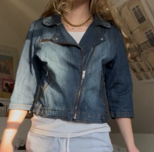 Trekvartsärmad jeansjacka - Unik trekvartsärmad jeansjacka perfekt för att piffa upp outfiten både att ha inomhus och ute. Passar xs/s men passar nog även M för en tightare look. DISKUTERAR GÄRNA PRIS!🥰🥰