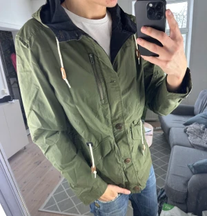 Jacka Olivgrön  - Trendig och väldigt stilren! Mått: A:50cm B:47cm C:42cm D:66cm. Skriv vid fundering ✌️