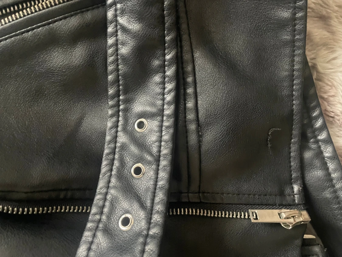 Svart skinnjacka med bälte och dragkedjor - 2