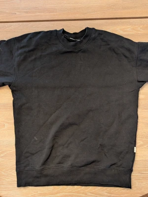 Svart sweatshirt från Vailent XS - Svart tröja från valent i storlek XS använd ett fåtal gånger så inga märken defekter eller liknande. Hör av er vid frågor och funderingar!