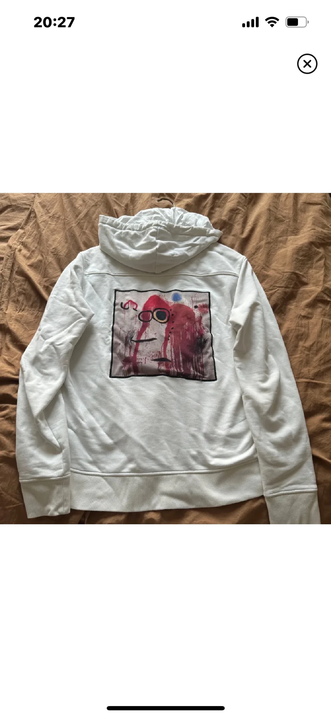 Vit hoodie med konsttryck från limitato