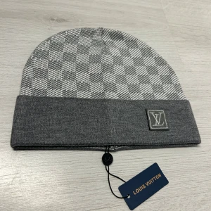 Grå Mössa  - En väldigt skön grå mössa. Sitter väldigt bra på huvudet, med en väldigt fin struktur. 