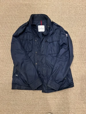 Moncler Athenes - Moncler Field jacket - Modell athenes - Storlek 2 (S-M) - Skick 9/10 - Inget og - killen på bilden är 180 och väger 72 kg