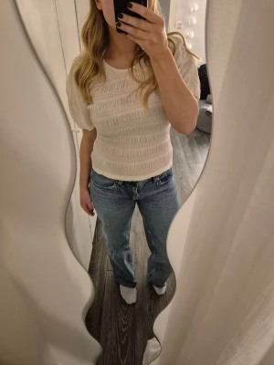 Vit puffärmad blus från Gina Tricot - Supersöt vit blus från Gina Tricot med puffiga korta ärmar och smockad struktur❣️går även att ha som off shoulder