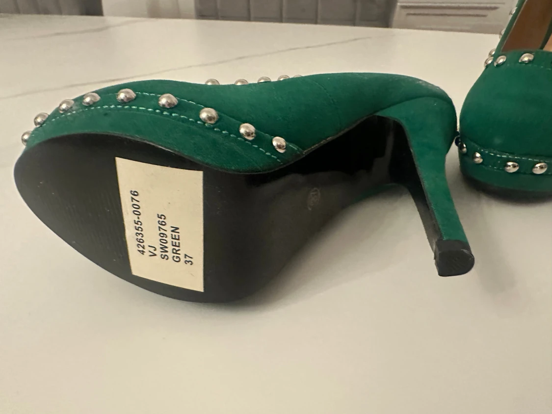 Gröna pumps med nitar och hög klack - 4