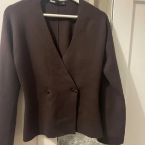 Brun omlott cardigan - Skitsnygg kofta från bikbok. Använt 2 gånger och köpte för 600kr. Kontakta mig för bild på. 