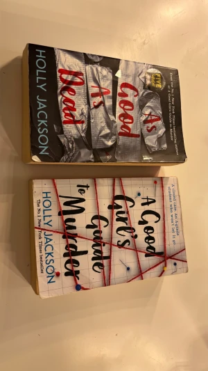 A Good Girl's Guide to Murder & As Good As Dead - Två spännande böcker av Holly Jackson! Perfekt för dig som gillar mysterier och thrillers. Följ med på nervkittlande utredningar, stalkers och mörka hemligheter. Populära bland unga och hyllade internationellt. Snygga omslag och lättlästa sidor gör dem till ett måste för deckarfans.