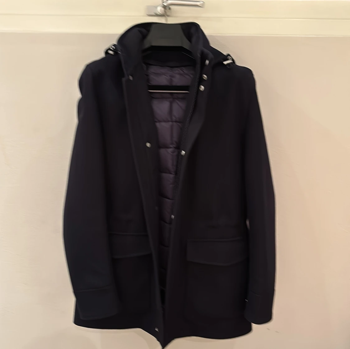 Svart parkajacka från Suitsupply