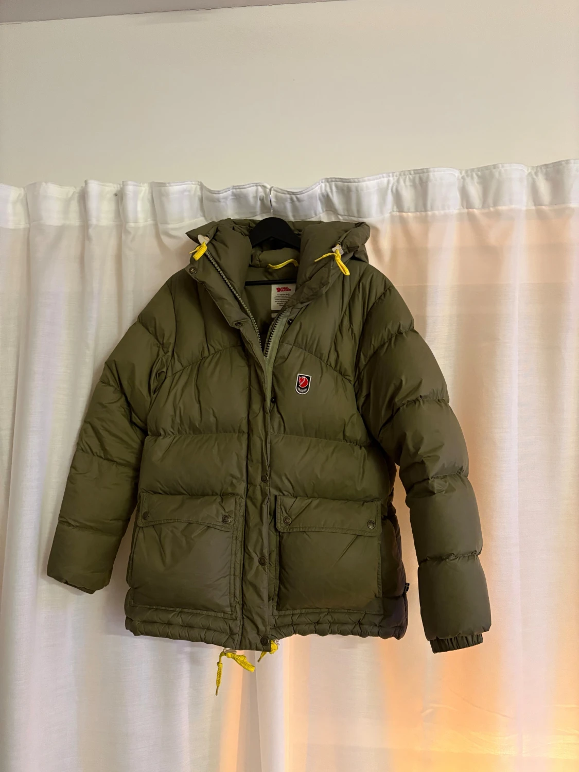Olivgrön dunjacka från Fjällräven L