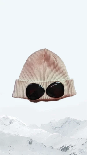 Cp Company mössa - Säljer min C.P company mössa då jag inte använder den längre, använd 5–10 gånger.  10/10 skick och 100% äkta. Tveka inte att ställa frågor 