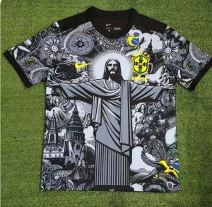 Nike Brasil grafisk fotbollströja - Snygg fotbollströja från Nike med Brasil-motiv och grafiskt tryck av Kristusstatyn, kyrkor och detaljerade mönster. Tröjan har korta ärmar, svart bas med inslag av grått, vitt och gula detaljer samt Brasil-logga på bröstet. Perfekt för dig som gillar unik design och fotboll.