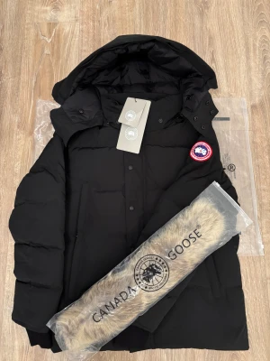 Canada Goose jacka - Helt ny Canada Goose Wyndham. Finns fler spännande artiklar på profilen!!