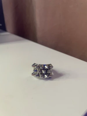 Snygg Edblad ring i silver  - Så snygg ring från Edblad, väldigt bra skick och inte använd på länge. Storlek: 18.50                    Nypris: 399kr
