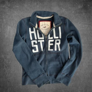 Hollister Zip Tröja  - Stilren Hollister Helzip med broderat tryck på bröstet | Storlek: S | Mycket bra skick! | Tveka inte att höra av vid funderingar!