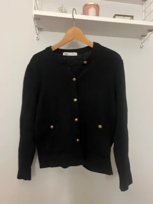 Svart kofta från Zara med guldfärgade knappar - Kofta Zara i storlek M💖💖💖