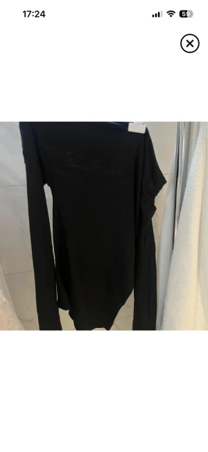 Shoulder topp- Nelly - Långärmad shoulder topp från Nelly i storlek XS. Knappast använd. PRIS GÅR ATT DISKUTERA! Kom PM för mer info eller bilder 💗
