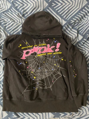 Svart Spider hoodie - Säljer min svarta spider hoodie på grund av att jag inte använder den längre. Den är i jätte bra skick och är storlek M men passar även S. Pris går att diskuteras, varan skickas kommer att skickas samma dag som den beställdes. 