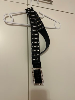 Vyö 80cm - Koristeellinen vyö. Pituus n 80cm. Timantteja tippunut ja hieman kulumaa löytyy, mutta edelleen käyttökuntoinen. Eläintalous MMM, lisätietoja saa kysymällä Katsothan myös muut ilmoitukseni Tarjoa 