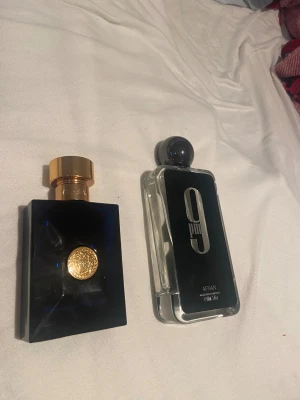 Versace och Afnan 9pm parfymduo - Två snygga parfymer: Versace med lyxig design och Afnan 9pm med modern look. Perfekt för dig som vill sticka ut och testa något nytt. Afnan 9pm-flaskan rymmer 100 ml eau de parfum.