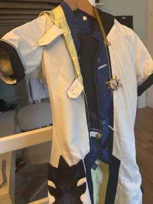 Albedo Genshin Impact Cosplay - Hej hejjj, skall snart skaffa ett husdjur och måste göra plats för alla dess ting i garderoben så måste tyvärr säga hejdå till flertalet cosplays 😓 Hör säljer jag min Albedo Cosplay från Genshin Impact, införskaffad kanske 2023? Inte buren många gånger alls och kommer med massa accessoarer! Snälla snälla skriv för fler bilder då jag inte fick plats med alla!!! Vissa saker har några skavanker! Peruk kan också köpas till :)